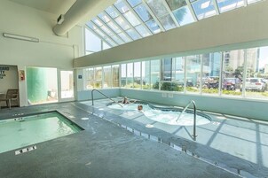 Una piscina techada, una piscina climatizada