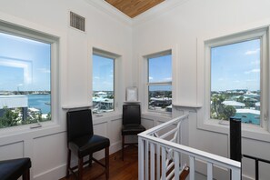 House, 5 Bedrooms | Balcony