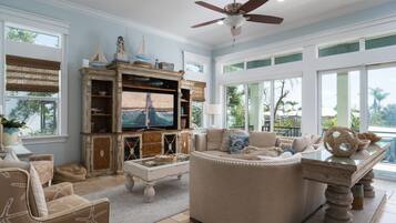 House, 5 Bedrooms | Living area