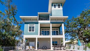 House, 5 Bedrooms | Exterior