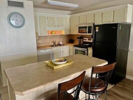 Refrigerador, horno, cafetera/tetera, tostadora