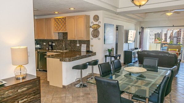 Condo, 2 chambres | Cuisine privée | Réfrigérateur, un four, cafetière-théière, grille-pain