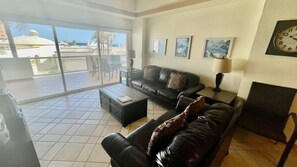 Condo, 2 habitaciones | Área de sala de estar