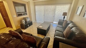 Condo, 2 habitaciones | Área de sala de estar