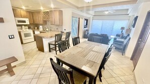 Condo, 2 habitaciones | Cocina privada | Refrigerador, horno, cafetera y tetera y tostadora 