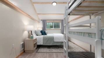 11 bedrooms, travel crib, free WiFi, bed sheets