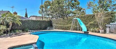 Alberca al aire libre y alberca climatizada