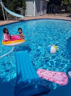 Alberca al aire libre y alberca climatizada