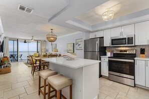 Condo, 2 Bedrooms | Dapur peribadi | Peti sejuk, ketuhar, pembancuh kopi/teh, pembakar roti 