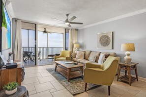 Condo, 2 Bedrooms | Ruang tamu