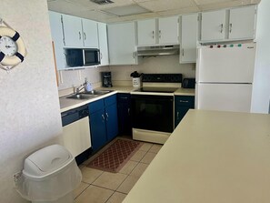 Private kitchen - Royal Garden Resort 1401 3 Bedroom Condo by RedAwning (Murrells Inlet)