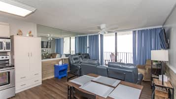 Condo, 2 habitaciones | Cocina privada | Cafetera y tetera, refrigerador, horno y tostadora