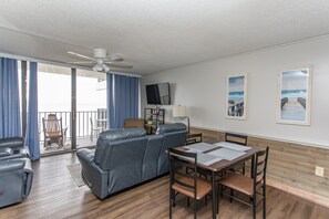 Condo, 2 phòng ngủ | Khu phòng khách