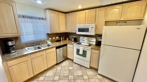 Condo, 2 habitaciones | Cocina privada | Refrigerador, horno, cafetera y tetera y tostadora 