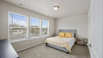 4 bedrooms, desk, iron/ironing board, travel cot