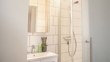 Dusche, Haartrockner, Handtücher, Seife