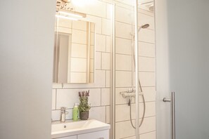 Dusche, Haartrockner, Handtücher, Seife