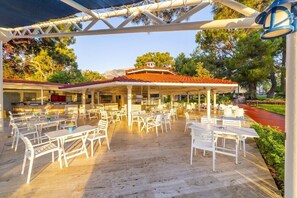 Outdoor dining - Queens Park Goynuk Hotel All Inclusive (Kemer)