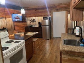 Fridge, microwave, oven, stovetop - Rustic Studio in Ridgecrest (Ridgecrest)