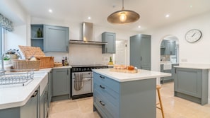 Coffee/tea maker, fridge, microwave, oven - Banbury Hill Farmhouse, Charlbury - sleeps 14 guests in 7 bedrooms (Charlbury)