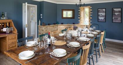 Banbury Hill Farmhouse, Charlbury - sleeps 14 guests in 7 bedrooms