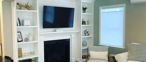 Smart TV, fireplace