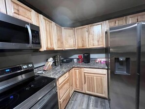 Fridge, microwave, oven, stovetop - Ak adventure hibernation station (North Pole)