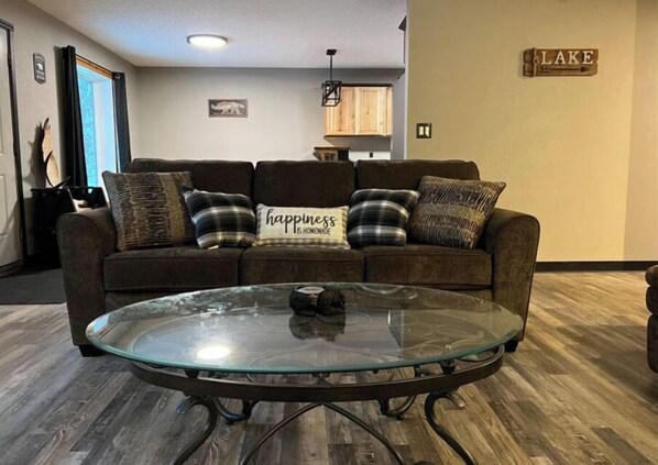 Smart TV, books - Ak adventure hibernation station (North Pole)