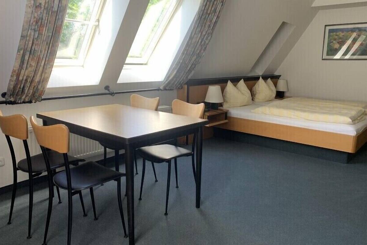 Standaard studio, privébadkamer, uitzicht op de binnenplaats | Wifi