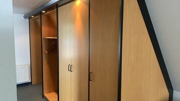 Standard Studio, Private Bathroom, Courtyard View | WiFi