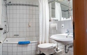 Superior tweepersoonskamer, privébadkamer, uitzicht op binnenplaats | Badkamer | Handdoeken