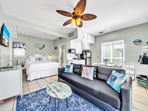 1 bedroom, iron/ironing board, free WiFi, bed sheets - Destin Crystal Beachside Breeze Cottage~Steps to Beach & Pool~Prime location (Destin)