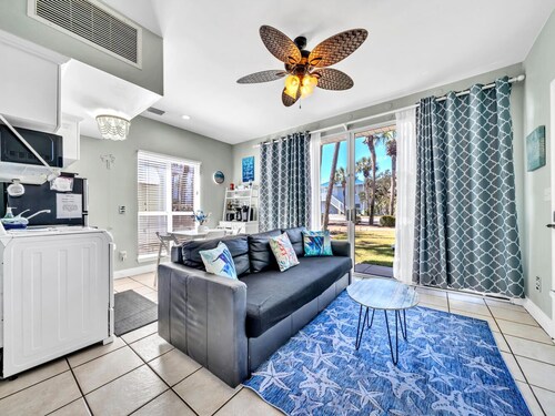 Destin Beachside Escape~Steps to Beach & Pool~Prime location, Crystal Beach
