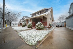 Exterior - Cozy Home Close to Cuyahoga, Portage Lakes, University, and Hospital (Barberton)