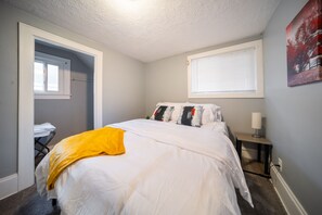 5 bedrooms, desk, iron/ironing board, free WiFi - Cozy Home Close to Cuyahoga, Portage Lakes, University, and Hospital (Barberton)
