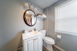 Hair dryer, towels, soap, shampoo - Cozy Home Close to Cuyahoga, Portage Lakes, University, and Hospital (Barberton)