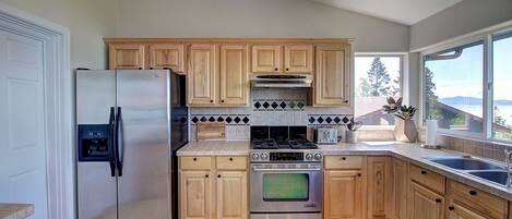 Jääkaappi, mikroaaltouuni, uuni, liesi