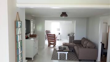 智能电视、DVD 播放器、书、立体声音响