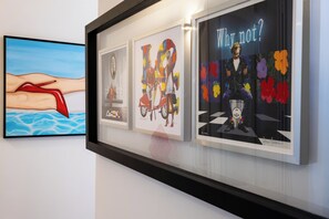 Eine Galerie mit gerahmten Kunstwerken.