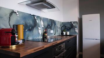 Mikroaaltouuni, liesi, kahvin-/teenkeitin