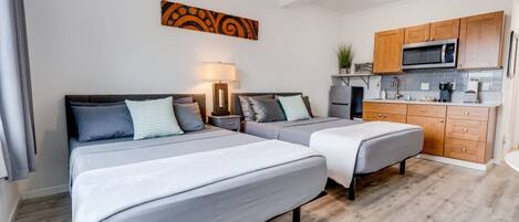 مكتب ومكواة/لوح كي وسرير سفر وواي فاي