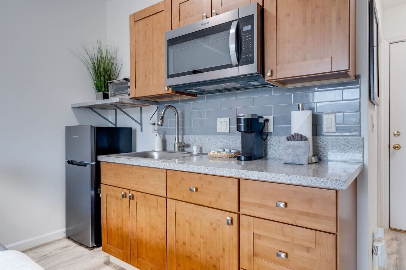 Microwave, oven, stovetop, coffee/tea maker