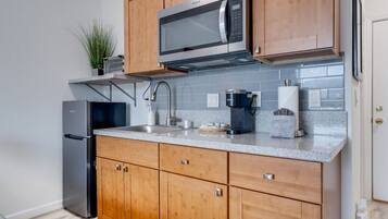 Micro-ondes, four, plaque de cuisson, cafetière/bouilloire