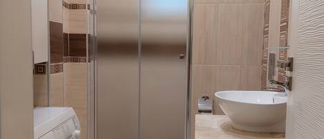 Dusche, Haartrockner, Handtücher, Seife