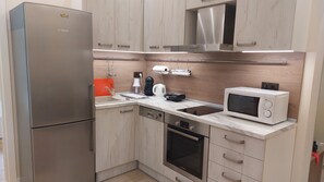 Kjøleskap, mikrobølgeovn, ovn og kokeplater