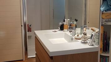 Douche, serviettes fournies, savon, shampoing