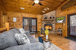 Smart TV, fireplace, video games, DVD player - Secluded Smoky Mountain Escape - Peaceful, Private, Perfect (Sevierville)