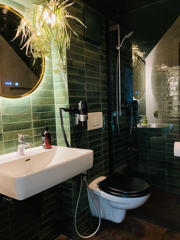 Douche, articles de toilette écologiques, sèche-cheveux, bidet