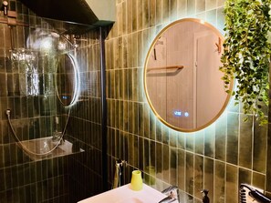 Dusche, umweltfreundliche Kosmetikartikel, Haartrockner, Bidet