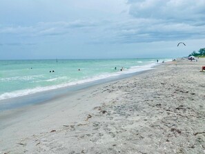 Beach - Only 2.5 miles to Beach + Heated Saltwater Pool Included! (Englewood)